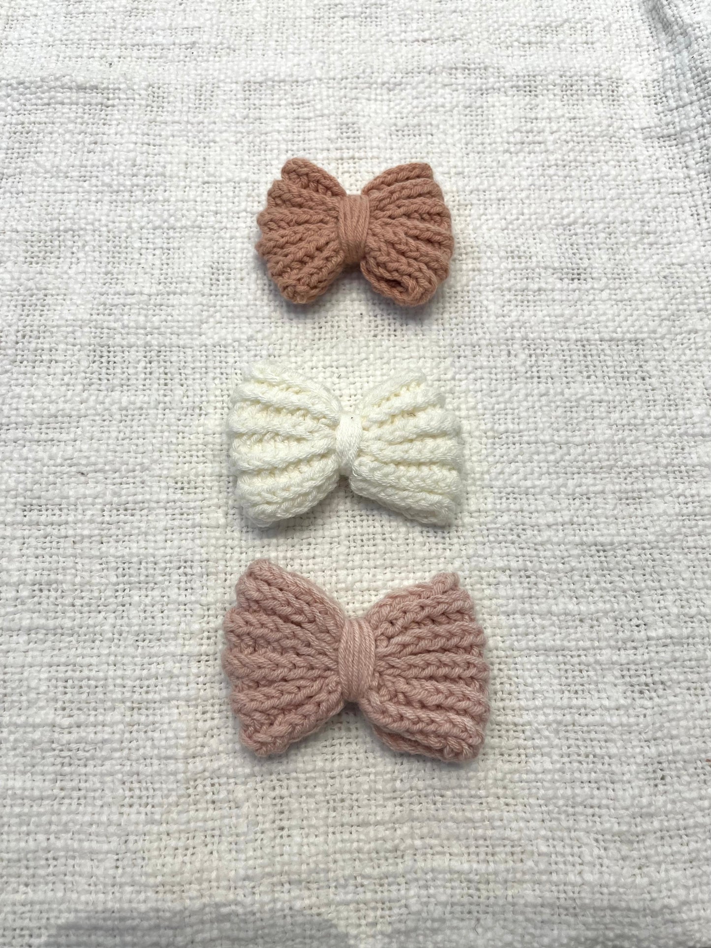 Knitted bow clips