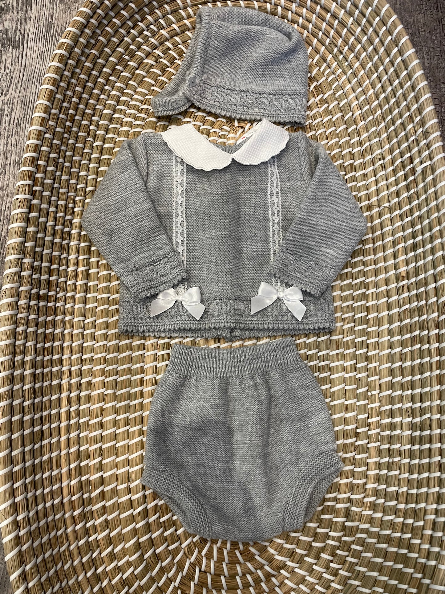 The new born knitted set - grey with white bows