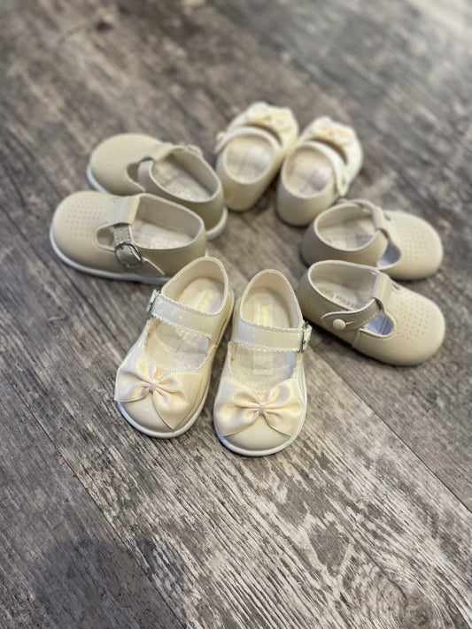 Cream bow hard sole shoes