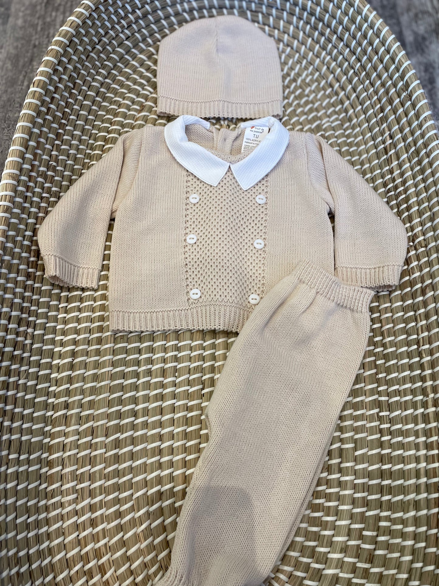 The new born knitted set - biscuit with buttons