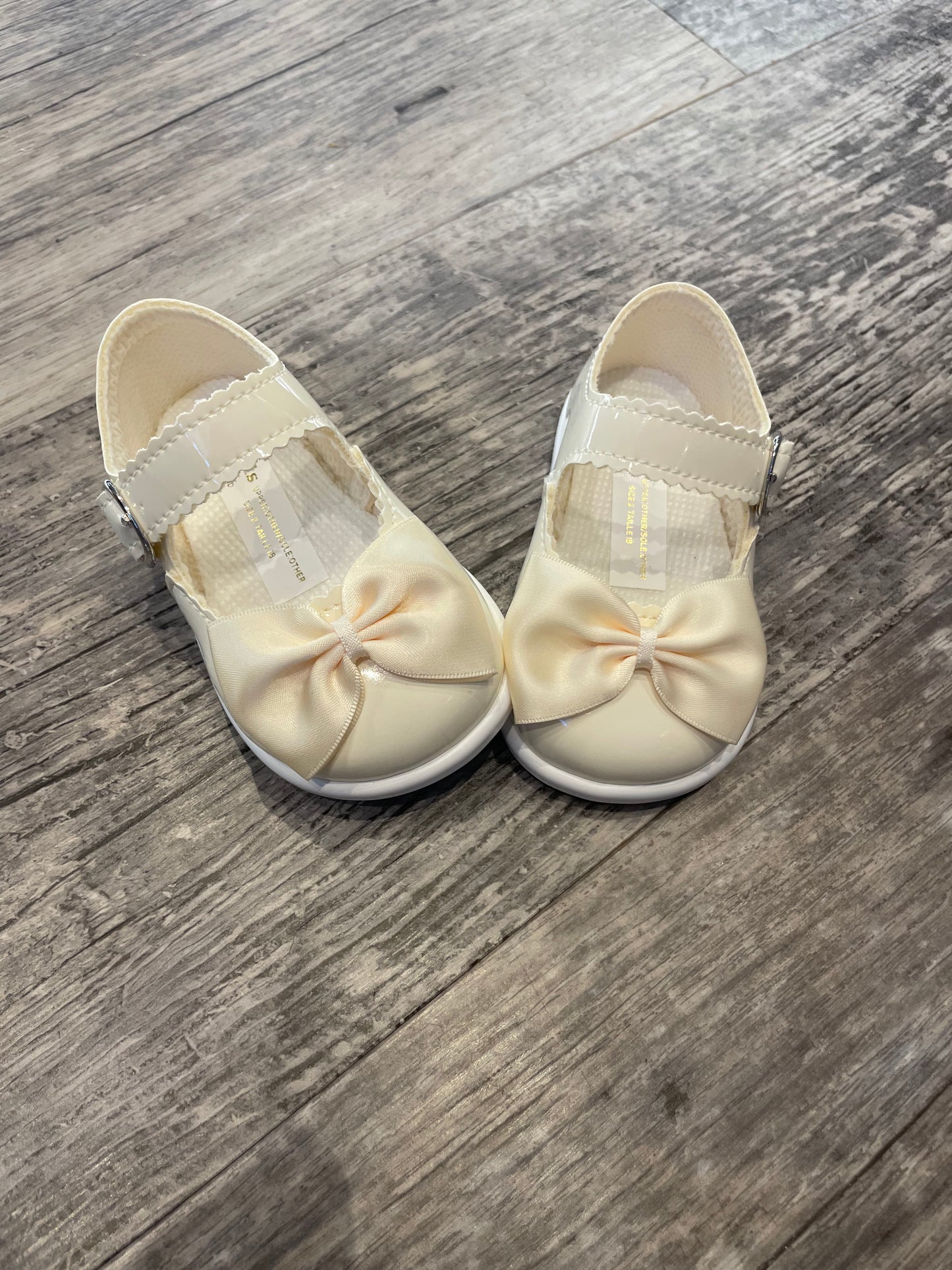 Cream bow hard sole shoes
