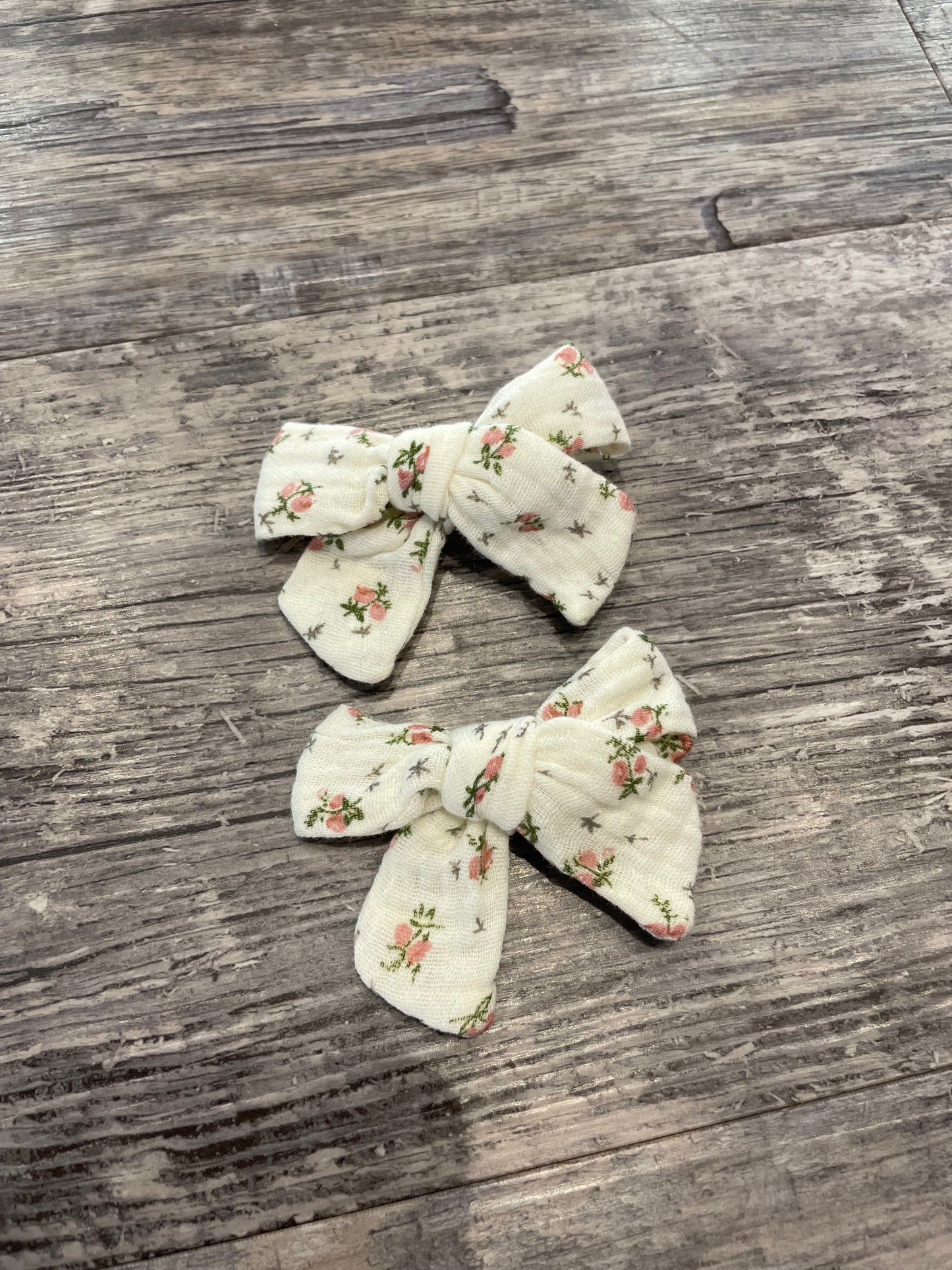 Muslin bow clips