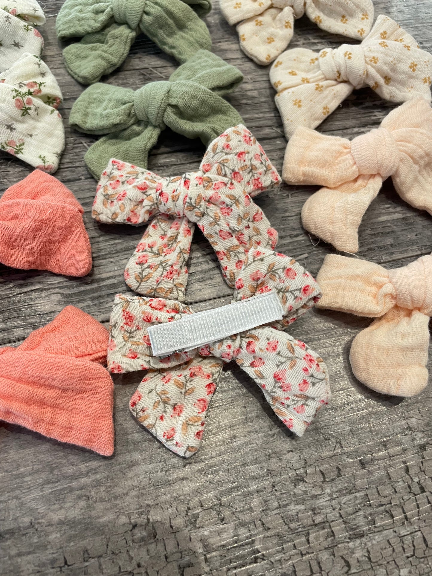 Muslin bow clips