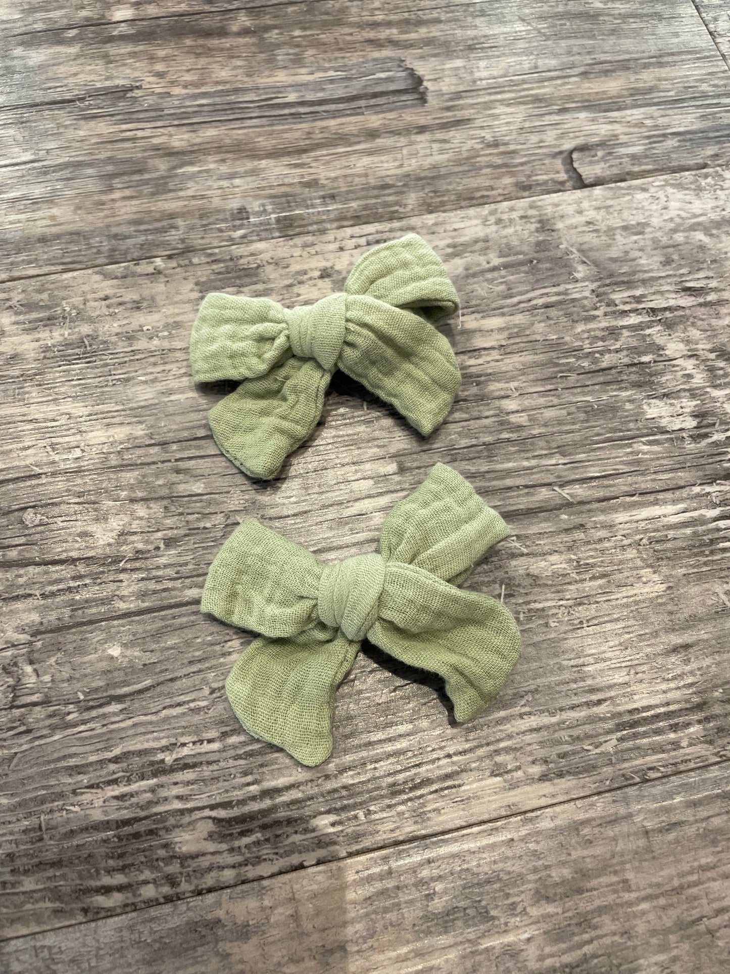 Muslin bow clips