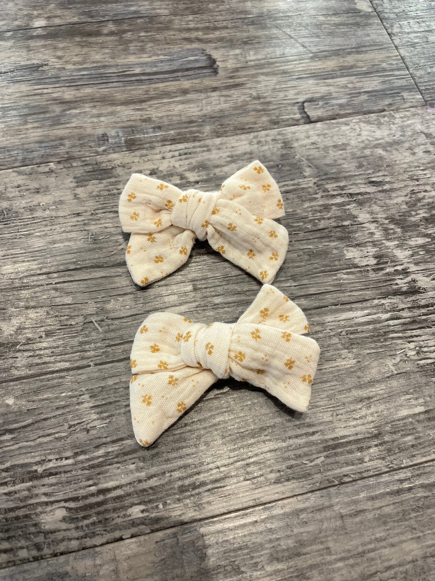 Muslin bow clips