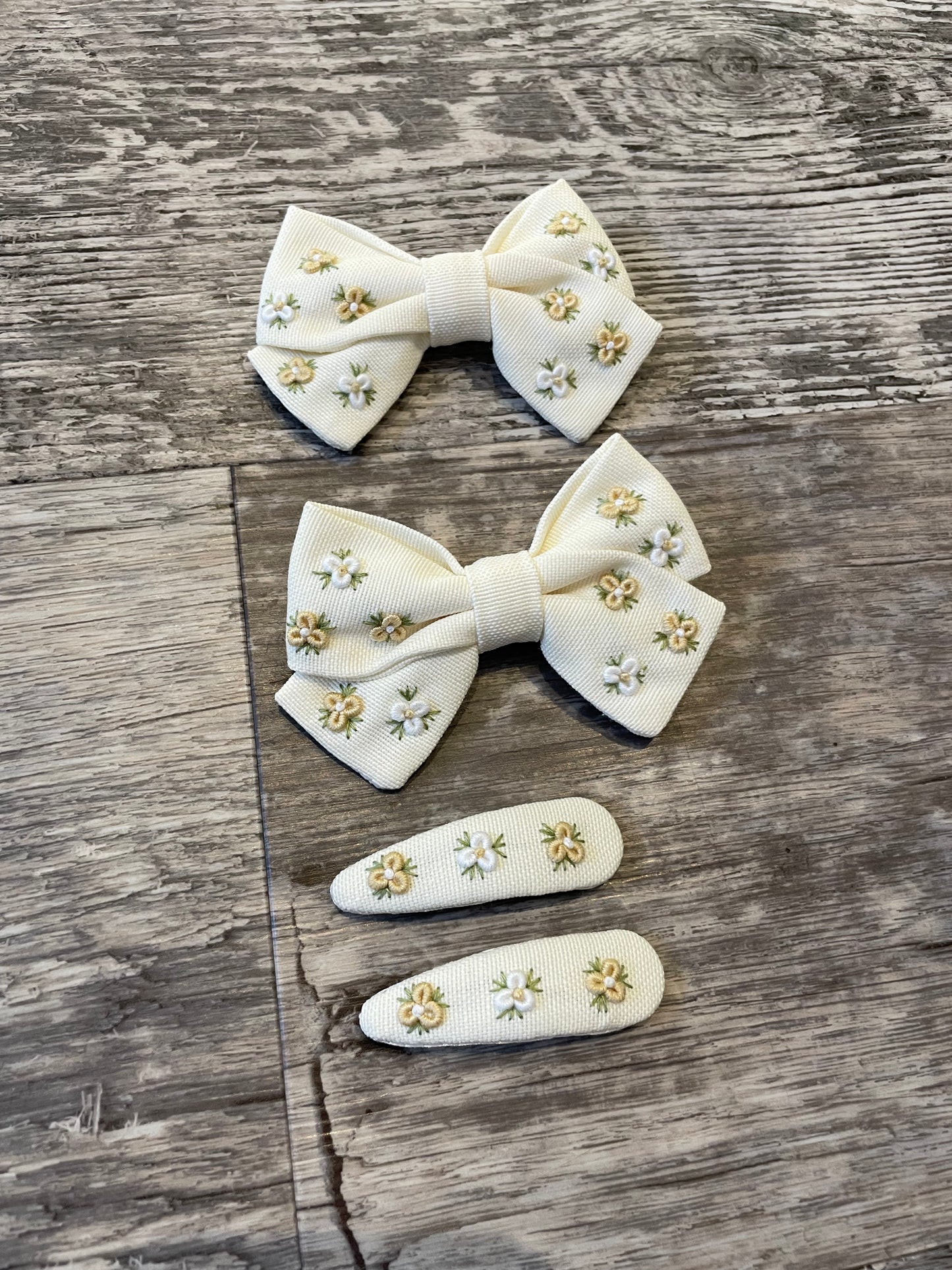 Linen bow clip