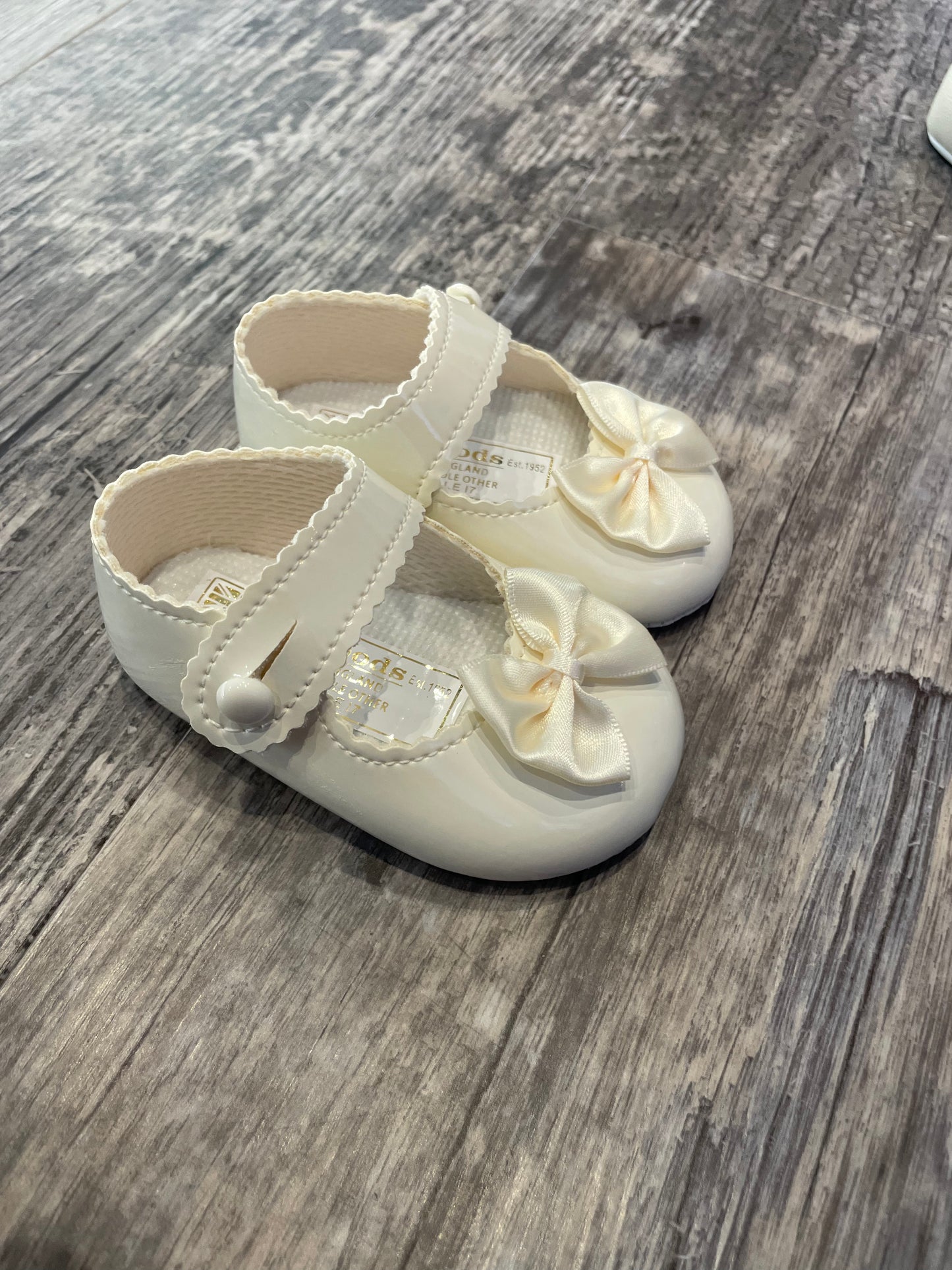 Cream bow pram shoes