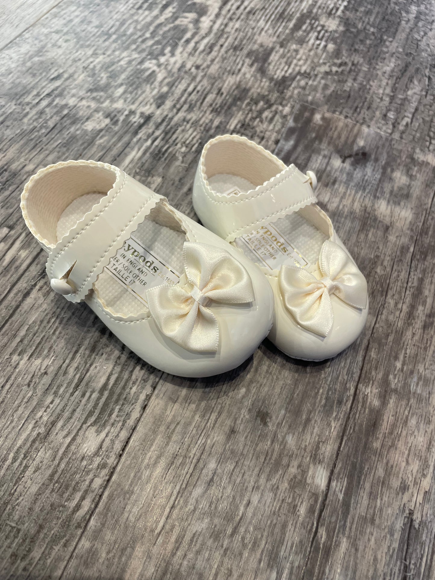 Cream bow pram shoes