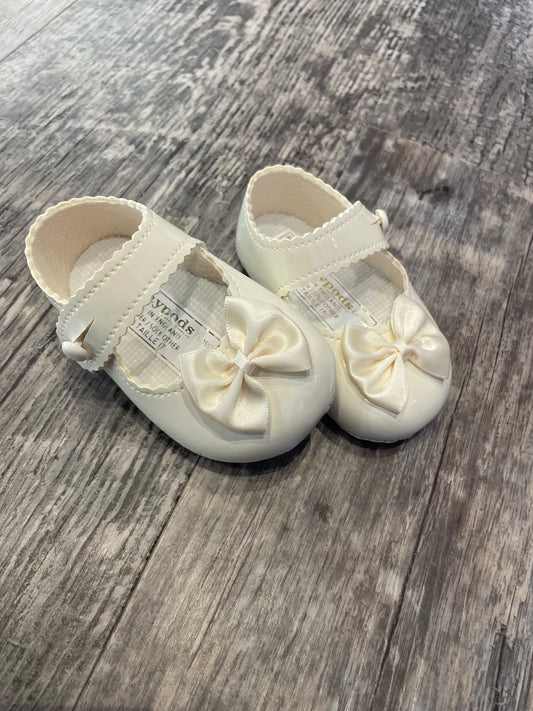 Cream bow pram shoes