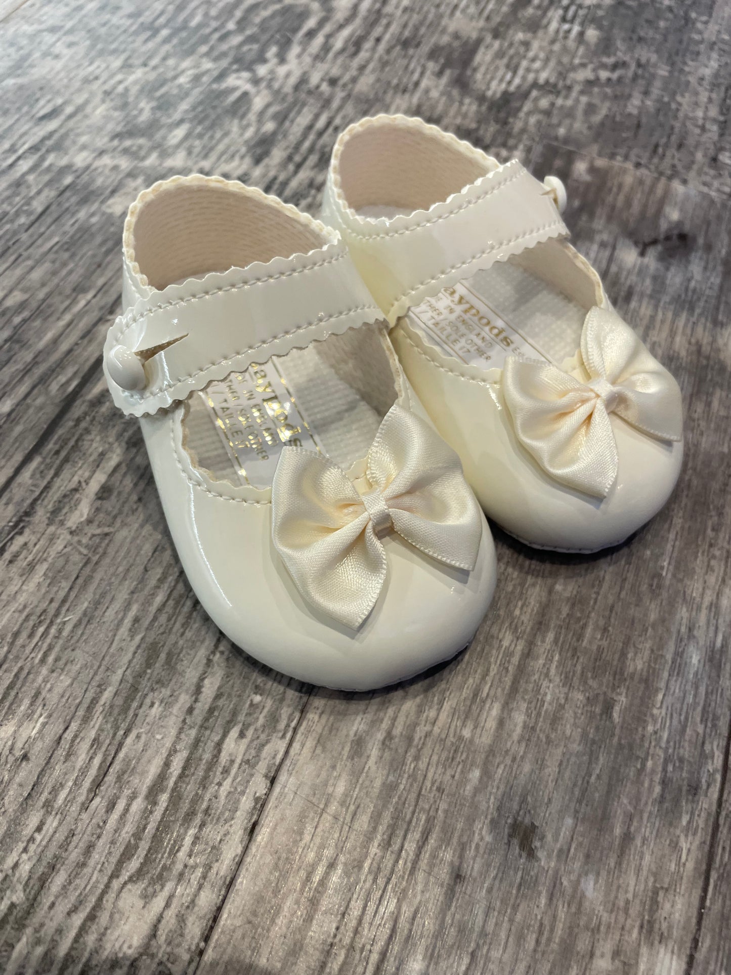 Cream bow pram shoes